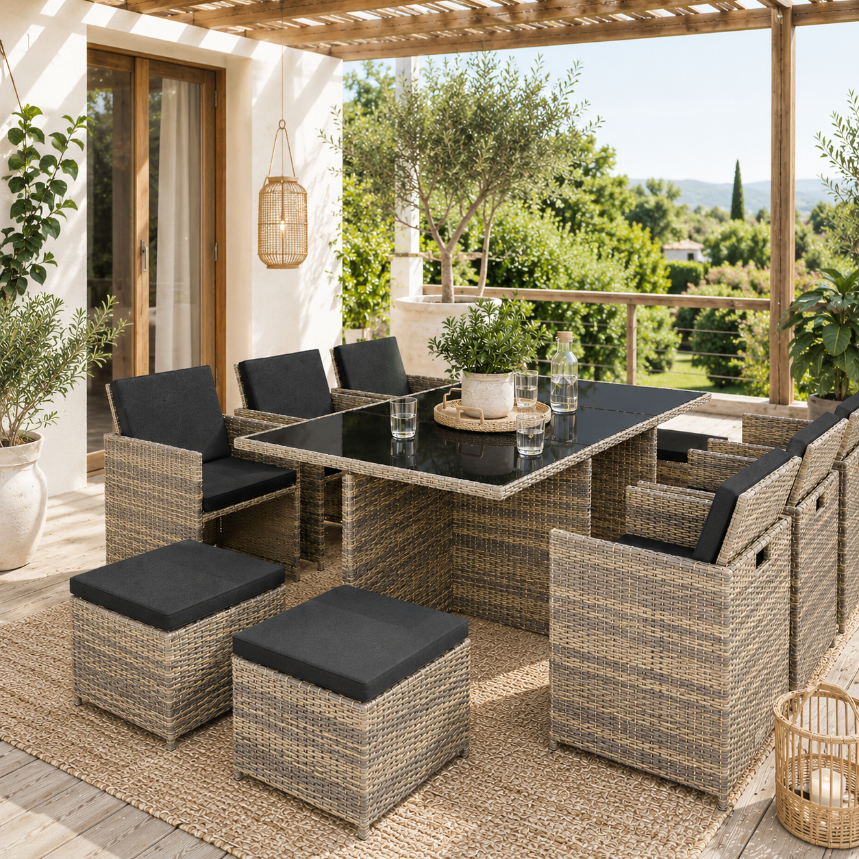Salotto in rattan con tavolo e pouf su una terrazza coperta