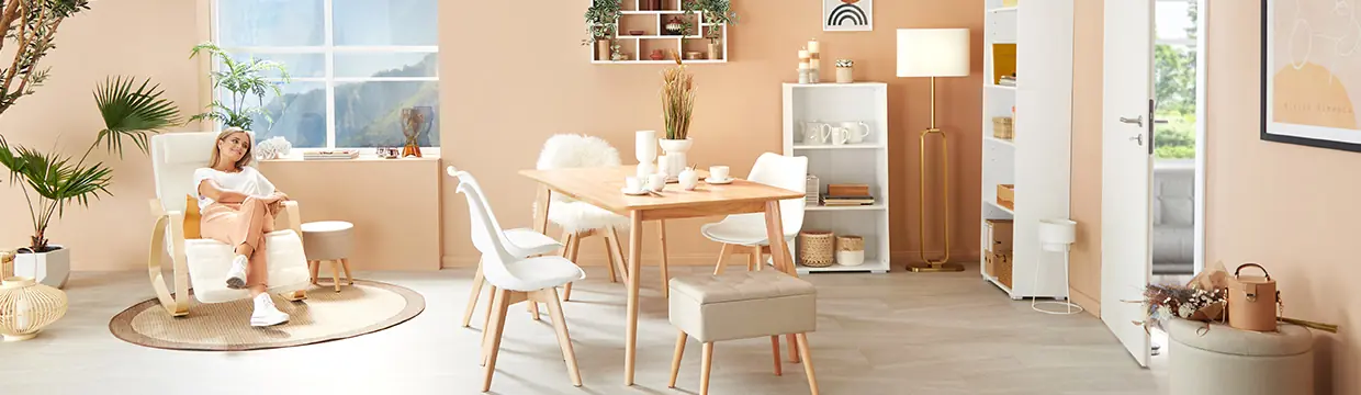 Interno moderno e luminoso con arredi nordici e dettagli naturali Accogliente sala da pranzo in stile scandinavo con tavolo in legno e sedie bianche